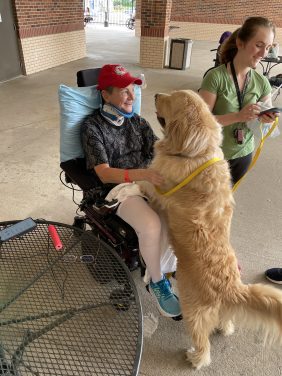 During her recovery from an accident, Carolyn Henry was not only cheered by visits from her dog but observed fellow rehabilitation patients also benefited from the visits.